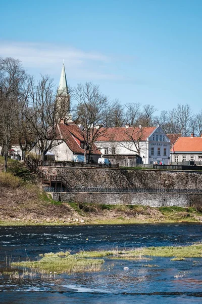 Kuldiga, Łotwa - 1 maja 2021: Krajobraz z rzeką, zabytkowy most murowany i rzeka Venta w mieście Kuldiga, Łotwa — Zdjęcie stockowe