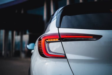 Tukums, Letonya - 14 Nisan 2021: Yeni Renault Captur E-Tech, hibrit araba