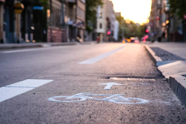 Separate bicycle lane for riding bicycles. A white bicycle symbol on the road. Selective focus — Stock Photo, Image