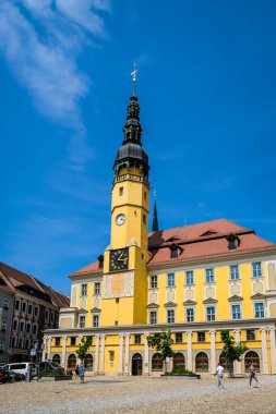 Bautzen, Almanya - 28 Haziran 2021: Almanya 'da Bautzen kentinde kulesi olan belediye binası