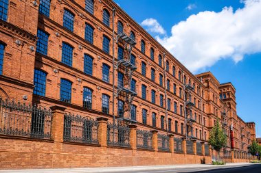LODZ, POLAND - 27 Haziran 2021: Manufaktura 'nın iç meydanı, bir sanat merkezi, alışveriş merkezi ve Polonya' nın Lodz kentindeki eğlence merkezi. Odaklanmamış