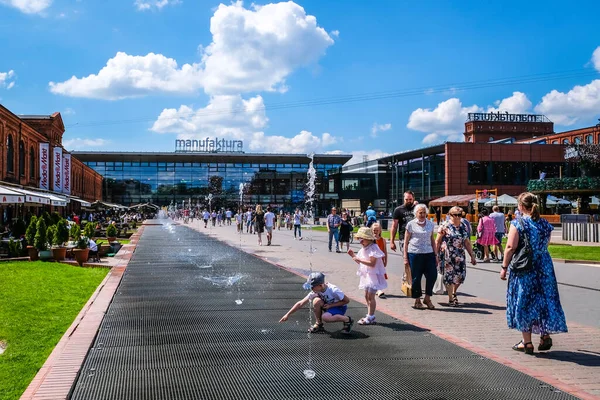 LODZ, POLSKO - 27. června 2021: Vnitřní náměstí Manufaktury, umělecké centrum, nákupní centrum a rekreační komplex v polském Lodži. Rozostřeno — Stock fotografie