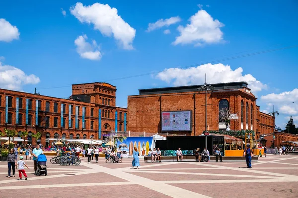 LODZ, POLSKO - 27. června 2021: Vnitřní náměstí Manufaktury, umělecké centrum, nákupní centrum a rekreační komplex v polském Lodži. Rozostřeno — Stock fotografie