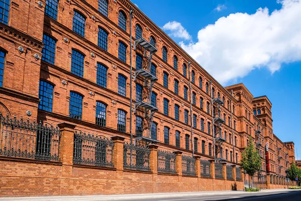 LODZ, POLAND - 27 Haziran 2021: Manufaktura 'nın iç meydanı, bir sanat merkezi, alışveriş merkezi ve Polonya' nın Lodz kentindeki eğlence merkezi. Odaklanmamış