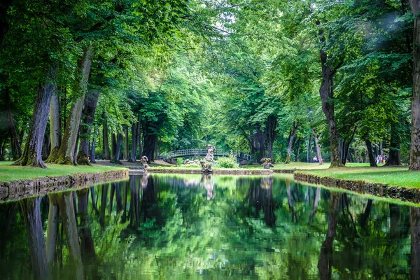 Замковый парк Хофгартен в Байройте, Германия. Селективный фокус — стоковое фото