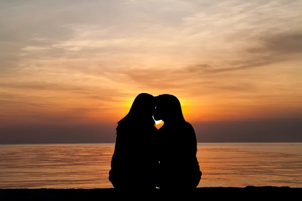 Female homosexuals in love beside sea — Stock Photo, Image