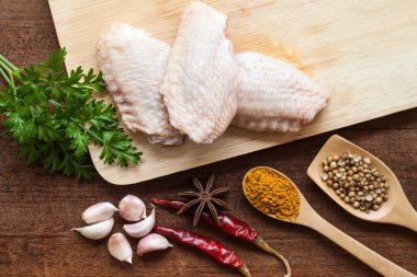 doğrama kurulu üzerinde çiğ tavuk kanadı