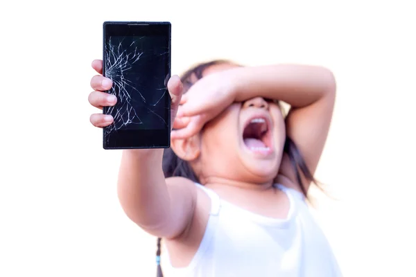 Niño sosteniendo teléfono inteligente roto — Foto de Stock