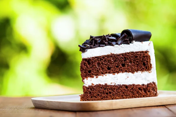 Gâteau au chocolat avec décoration crème — Photo