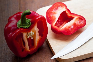 Toz ve taze kırmızı biber 