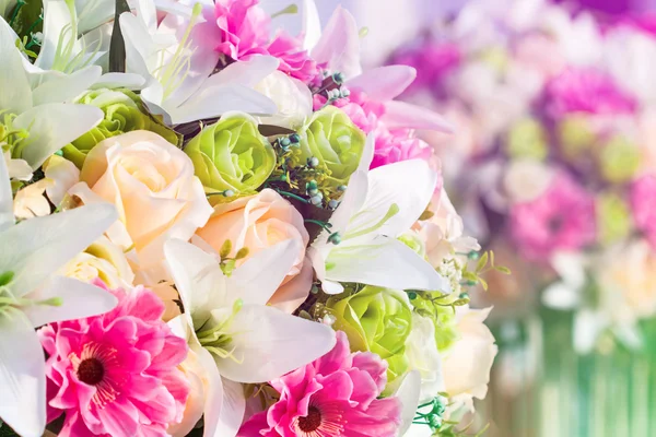 Boeket van kunststof bloemen — Stockfoto