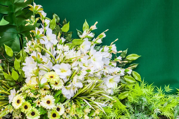 Букет з пластикових квітів — стокове фото