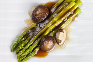 taze kuşkonmaz ve istiridye sosu kızarmış shiitake 