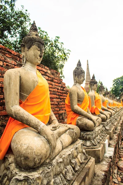 Aligned statues of Buddha — Stock Photo, Image