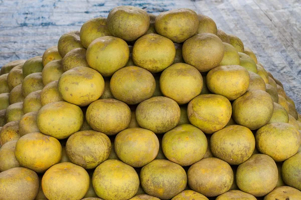 Pomeli al mercato della frutta — Foto Stock