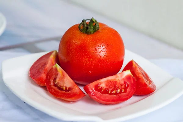 Tomate sobre fundo branco — Fotografia de Stock