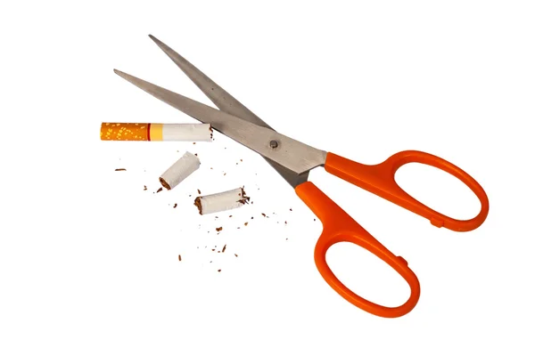 Schere schneidet Zigarette — Stockfoto