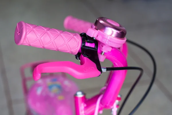 Dzwonek rowerowy różowy i kierownica — Zdjęcie stockowe