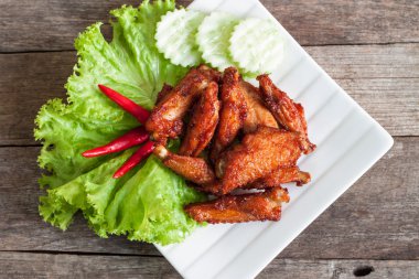 Kızarmış tavuk kanadı. 