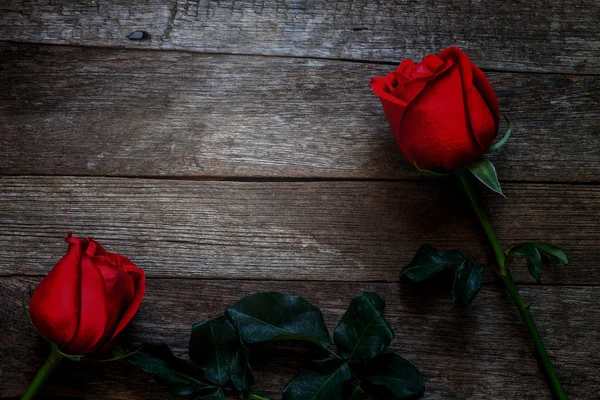 Czerwone róże na tle drewna — Zdjęcie stockowe