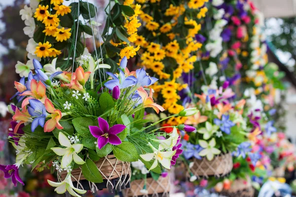 Műanyag virágok — Stock Fotó