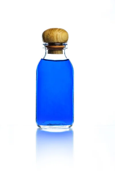 Синя вода в скляній пляшці — стокове фото