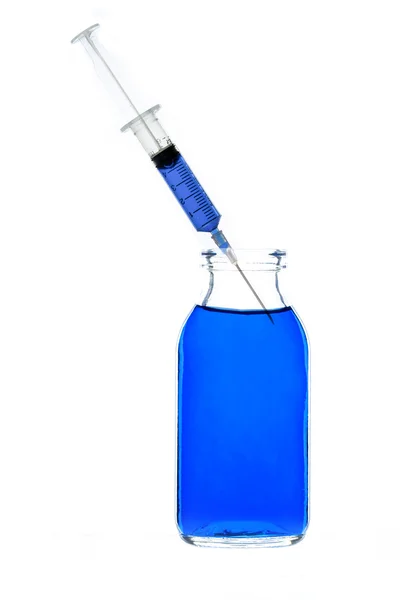 蓝色的水在瓶罐玻璃和注射器 — 图库照片