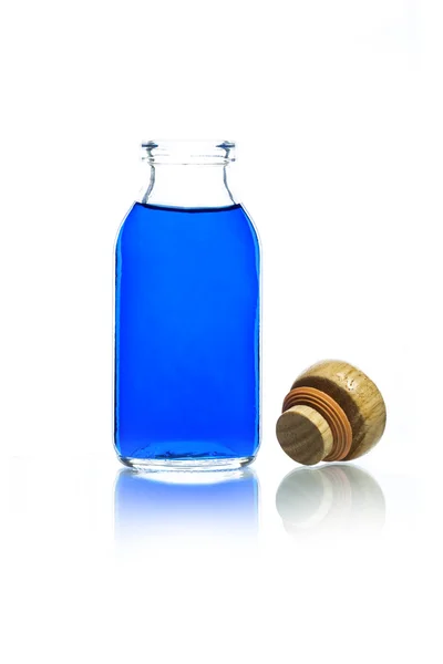 Синя вода в скляній пляшці — стокове фото