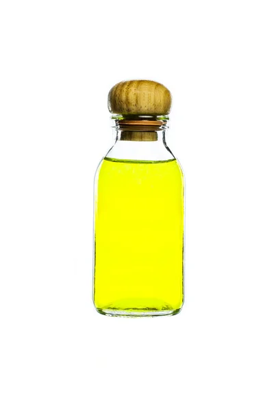 Eau jaune en bouteille en verre — Photo