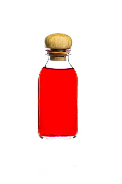 Червона вода в скляній пляшці — стокове фото
