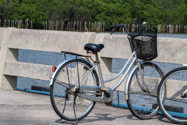 Deniz kenarında park Bisiklet