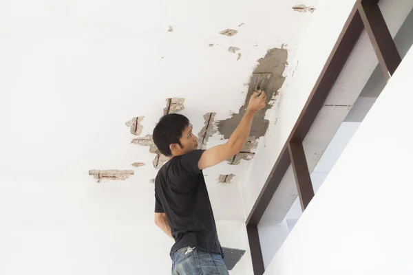 Plasterer at ceiling renovation decoration — Stock Photo, Image