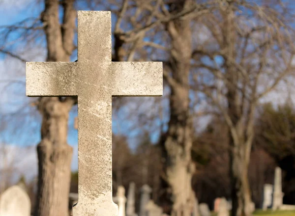 Ein Schmutziges Weißes Steinkreuz Auf Einem Friedhof Das Kreuz Ist — Stockfoto