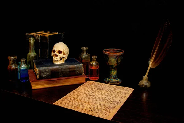 Старий Димчастий Стіл Пергаментом Перо Ручкою Чашею Книгами Черепом Пляшками — стокове фото
