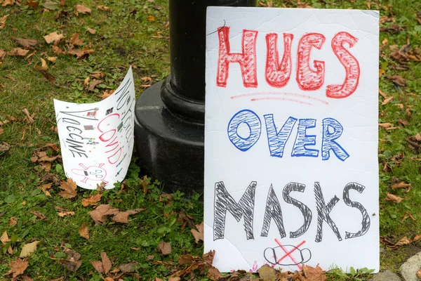 Hugs Masks Sign Drawn Mask Bottom Another Sign Protesting Covid — Stock Photo, Image