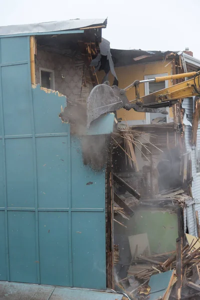 Demolishing Building Large Backhoe Overcast Day Air Dusty Debris Demolition — Stock Photo, Image