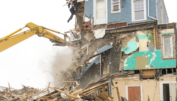 Demolishing Building Large Backhoe Overcast Day Air Dusty Lots Debris — Stock Photo, Image