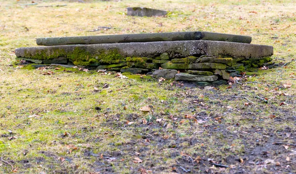 Old Moss Covered Grave Crypt Side Hill Focus Closest Corner — Stock Photo, Image