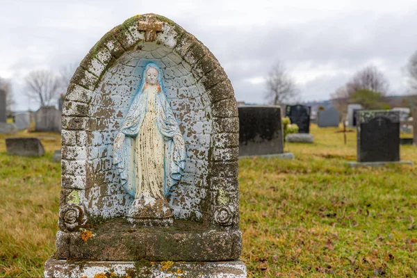 Malá Ošlehaná Socha Panny Marie Výklenku Hřbitově Barva Vybledlá Hroby — Stock fotografie