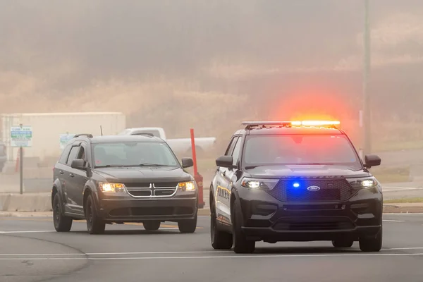 圣约翰 2020年11月11日 一辆警车开着灯在路上行驶 一辆越野车在警车后面开 — 图库照片