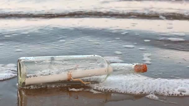 Vista Perto Uma Mensagem Uma Garrafa Deitada Uma Praia Areia — Vídeo de Stock