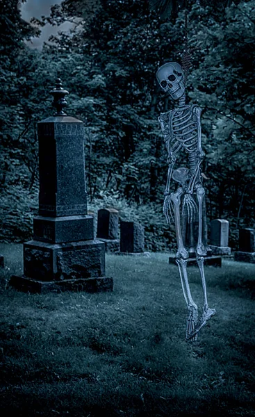 스켈레톤은 묘지의 올가미에 매달려서 달빛이 비추는 어두운 배경에 그레이브스 — 스톡 사진