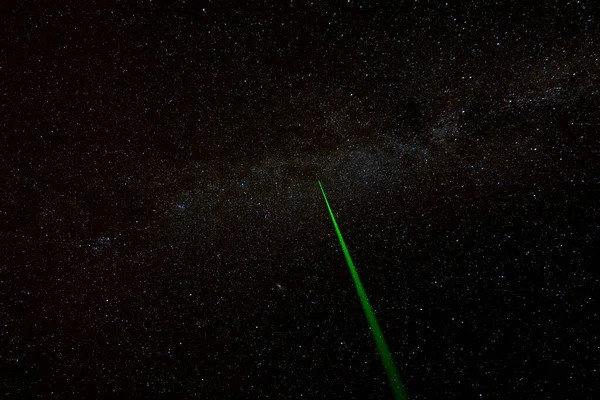 Gece Gökyüzüne Bir Lazer Işını Fırlatıyor Samanyolu Nun Bir Kısmı — Stok fotoğraf