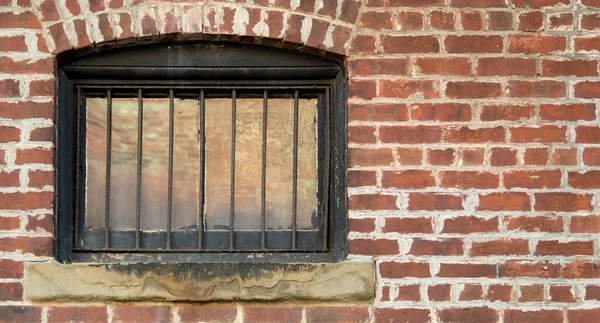 Вікна Брусками Цегляній Стіні Схоже Вікно Старій Язниці Місце Тексту — стокове фото