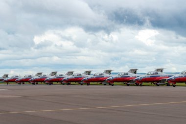 Moncton, NB, Kanada - 23 Ağustos 2014: The Snowbirds jetleri pist kenarına dizilmiştir. Kar kuşları Kanada 'nın hava gösterisi takımıdır. Gökyüzü bulutlu.