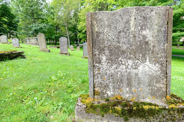 Bardzo Stary Pokryty Mchem Pęknięty Marker Grobowy Cmentarzu Brak Widocznych — Zdjęcie stockowe