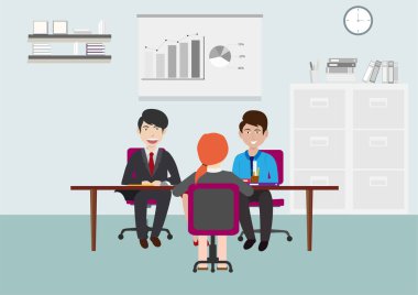 İş başvuruları ofis görüşmeleri sırasında İK yöneticisinin sorularını yanıtlıyor.