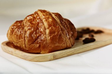 Tahta tepside kruvasan, kahvaltıda kahve ya da jambonla yenir.