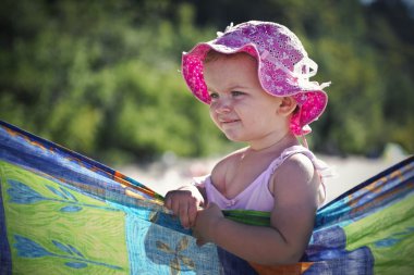 plajda küçük kız