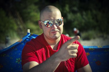 Yansıtılmış gözlüklü adam
